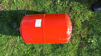 Plynový liatinový kotol, čerpadlo, expanzná tlaková nádoba