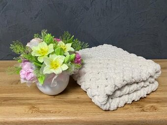 Háčkovaná svetlohnedá (kapučínová) deka z jemnej eco vlny