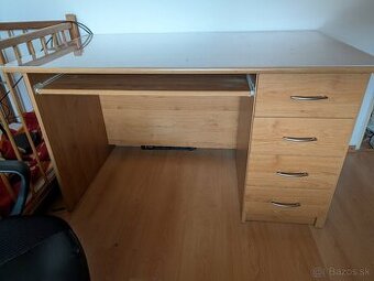 Predám kvalitný písací stôl – robustny so zasuvkami