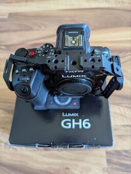 Panasonic GH6 + OM System Digital ED 12-40mm f2.8 a statív