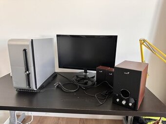 Pc zostava s monitorom a reproduktormi