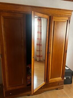 Starožitná skriňa čistý masív