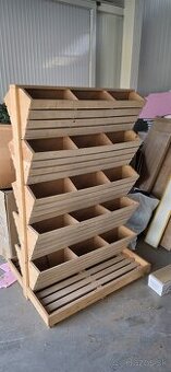 Obojstranný drevený regál na kvety