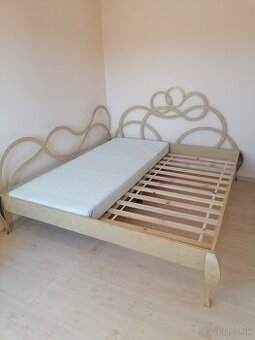 Kovaná rohová posteľ