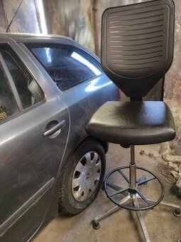 Pracovná stolička z vysokým zdvihom otáčacia