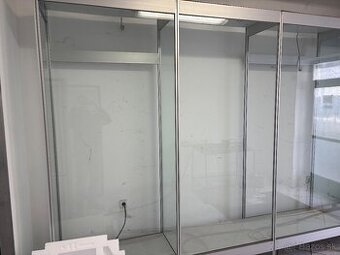 Predam presklenu vitrinu