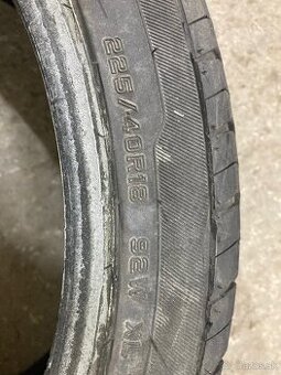 225/40 R18