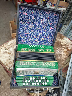 Predám starú detskú harmoniku Mališ USSR