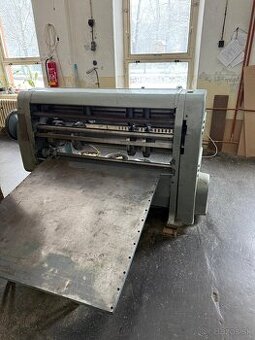 Průmyslový rýhovací / drážkovací stroj na karton