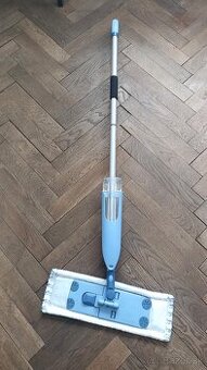 Mop s rozprašovačom vody
