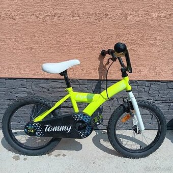 Bicykel s pomocnymi kolieskami