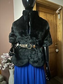 Bundička z umelej kožušiny a krátkymi rukávmi