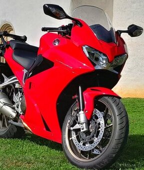 Honda VFR 800F ,RC79, kup v SR 2015,minimum km, TOP stav