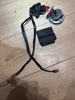 Spinaci akrinka s ridici jednotka na Yamaha R1 04-06 Rn12