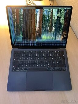 Prasknutý MacBook Air m2