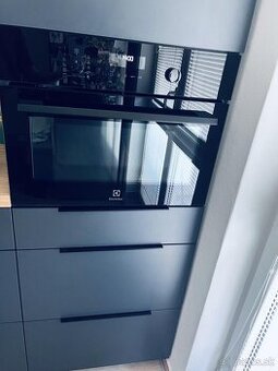Electrolux – vstavaná kombinovaná mikrovlnná rúra v záruke .