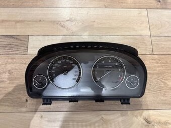BMW F10/F11 – základné mechanické budíky, benzín