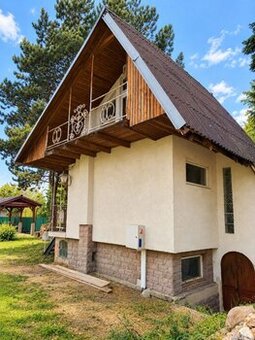 Pozemok v obci Jakubov aj so zahradkou chatkou