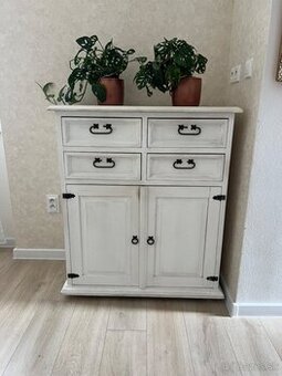 Elegantná biela komoda