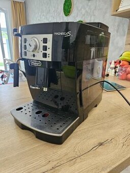 Predám automatický kávovar Delonghi magnifica s ecam 22.110