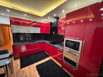 Kuchynská linka s príslušenstvom a kvalitných materiálov