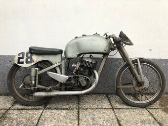 Závodní jawa pérák