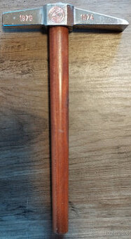 Predám odznaky a kladivko Konštrukta Trenčín