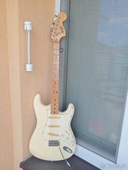 52 až 55 ročná vintage Maya Stratocaster (70. roky) - Japan