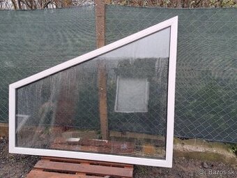 Predám plastove fix okna 150 x 150 cm a trapézove