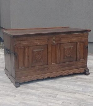 Truhlica z masívneho dubového dreva.