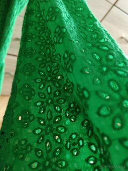 Zelené ažúrové šaty