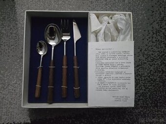 Retro príbor sandrik s drevenou rúčkou