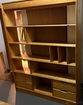 Drevená knižnica z masívu