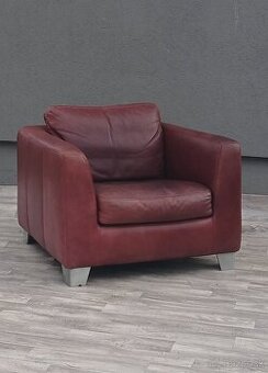 Kreslo kožené bordové.