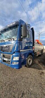 nákladné auto značky MAN s hydraulickou rukou