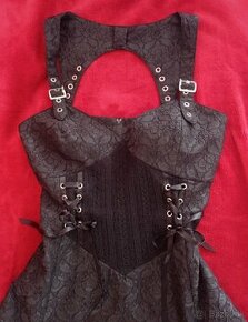 Gotické šaty s korzetom