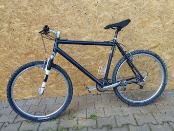 Trekingový pánsky bicykel s odlahčeným duralovým rámom