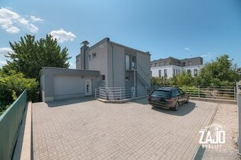 Priestranný RD s dvoma bytovými jednotkami a veľkým pozemkom