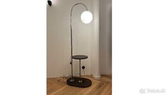 Podlahová chrómovaná lampa - funkcionalizmus