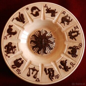 Závesný starožitný tanier s motívom zverokruhu  20. storočie