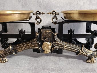 Staré pekne dvoumiskové váhy se ženou po kompletní renovaci