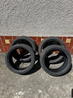 225/40 R18