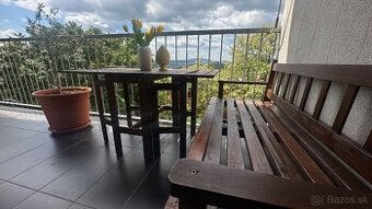 Drevene balkonove sedenie
