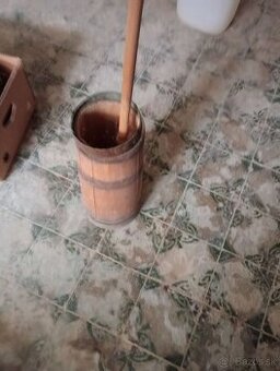 Drevená stará maselnica – vidiecka dekorácia, chalupa