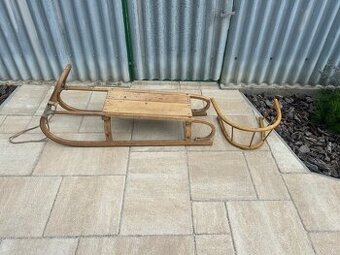 Predám drevené sánky pre deti s operadlom.