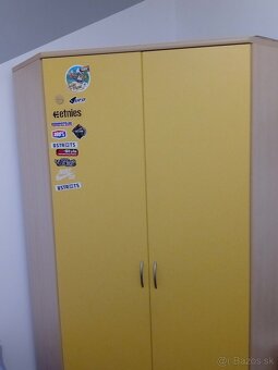 Rohová skriňa, polička