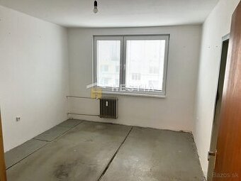 Na predaj 1-izbový byt, Senica- ideálny na rekonštrukciu / i - 1