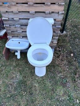 Použitá wc misa a malé umyvadlo