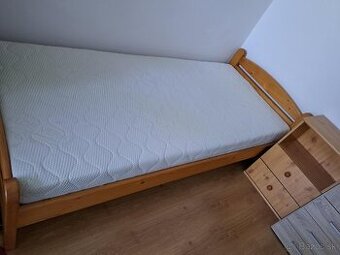 Posteľ s matracom + stolík