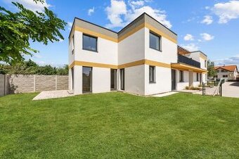 Priestranný 3-izbový byt v obci Viničné na predaj